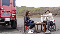 Minum berry berry di tengah pasir Bromo yang lapang, happy anniversary Ayip sayang, kata Gritte pada keterangan foto ini. Ciyee so sweet! 