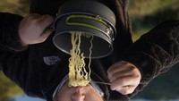 Kamu tim mie rebus atau mie goreng? tanya Gritte. Ia sengaja membalik fotonya agar terlihat unik.  Foto: Instagram @gritteagathaa