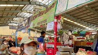 Gritte juga hobi belanja ke pasar. Ia tampaknya siap membeli bahan makanan. Sudah berdiri di depan kios ayam potong, mungkin Gritte mau masak ayam goreng.  Foto: Instagram @gritteagathaa