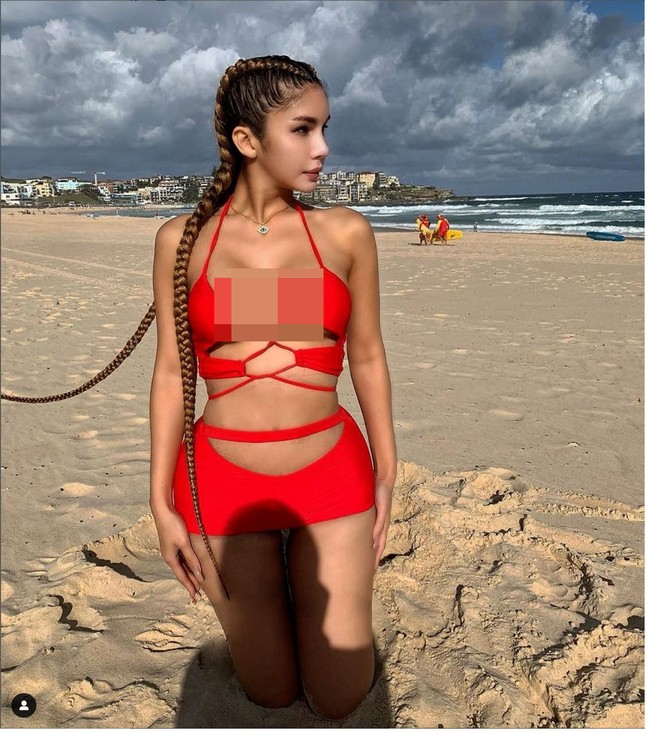 Pada Senin (7/2/2022), Nur Sajat memamerkan foto dirinya berpose di pinggir pantai berbalut baju renang berwarna merah yang mengekspos dadanya. Ada tiga foto yang diunggah Sajat dengan penampilan seksi tersebut. Foto: Dok. Instagram @ nursajatkamaruzzaman