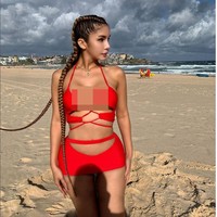 Pada Senin (7/2/2022), Nur Sajat memamerkan foto dirinya berpose di pinggir pantai berbalut baju renang berwarna merah yang mengekspos dadanya. Ada tiga foto yang diunggah Sajat dengan penampilan seksi tersebut. Foto: Dok. Instagram @ nursajatkamaruzzaman