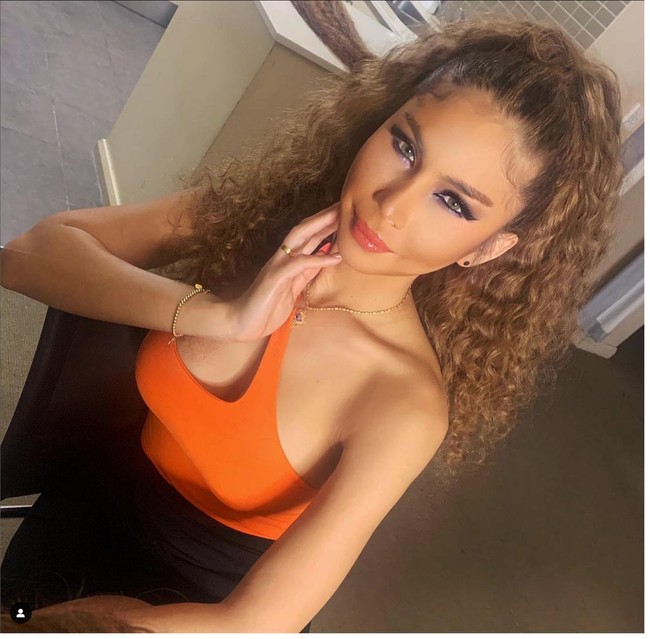 Nur Sajat sudah menjadi buronan Malaysia sejak dirinya kabur ke Thailand dan kini mendapatkan suaka dari pemerintah Australia. Dia jadi kontroversi setelah membagikan momen di media sosial saat dirinya menggunakan mukena di Mekkah. Surat perintah penangkapan dikeluarkan untuknya setelah dia tidak menghadiri sidang di Pengadilan Tinggi Syariah pada Februari lalu atas tuduhan menghina Islam dengan berpakaian sebagai seorang wanita. Foto: Dok. Instagram @ nursajatkamaruzzaman