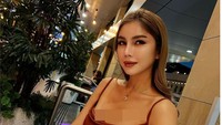 Nur Sajat terlihat cantik dengn penampilannya. (Foto: Dok. Instagram @ nursajatkamaruzzaman)