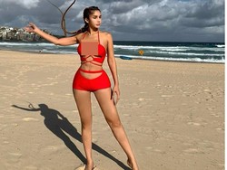 7 Foto Transgender Cantik Nur Sajat Pamer Gaya Seksi Saat Jadi Buronan Polisi