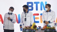 Direktur Utama Bank BTN Haru Koesmahargyo dan Komisaris Utama Bank BTN Chandra Hamzah bersama jajaran direksi dan komisaris Bank BTN berfoto bersama usai memotong tumpeng dalam perayaan HUT BTN ke-72 di Jakarta, Rabu (9/2).