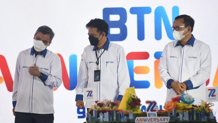 Optimis di Tengah Omicron Direktur Utama Bank BTN Haru Koesmahargyo dan Komisaris Utama Bank BTN Chandra Hamzah bersama jajaran direksi dan komisaris Bank BTN berfoto bersama usai memotong tumpeng dalam perayaan HUT BTN ke-72 di Jakarta, Rabu (9/2). Dalam usia ke-72 tahun Bank BTN berkomitmen tetap menjadi pendamping pemerintah dan memegang peranan dalam pembiayaan perumahan untuk memudahkan masyarakat berpenghasilan rendah memiliki rumah layak dan menjadi motor penggerak program pemerintah dalam sejuta rumah. Dengan catatan positif kinerja tahun 2021, perseroan optimis dapat melalui tahun 2022 dengan baik sekaligus mewujudkan misi menjadi Best Mortgage Bank in Souteast Asia pada tahun 2025.