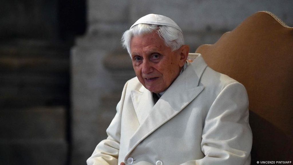 Paus Fransiskus Ajak Umat Doakan Paus Emeritus Benediktus yang Sakit Parah