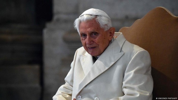 Paus Emeritus Benediktus XVI Minta Maaf, Tapi Bersikeras 