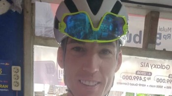 Aleix Espargaro tidak sungkan untuk beli paket internet di konter pulsa terdekat. Foto: Instagram @hendra_purnawan