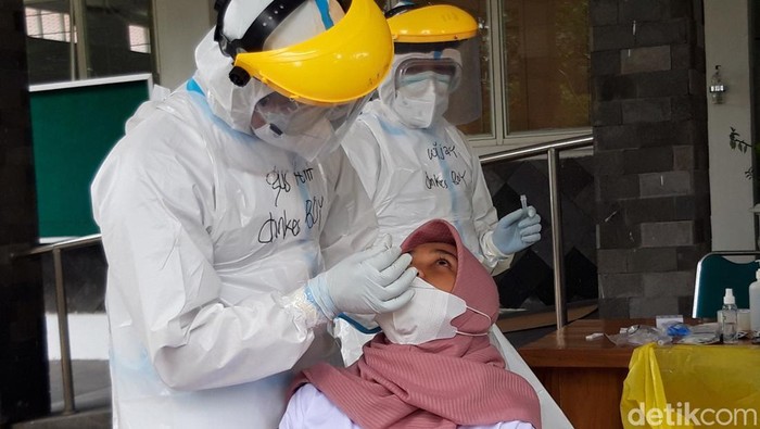 Pegawai di DLH menjalani tes swab antigen di kantornya, Rabu (9/2/2022).