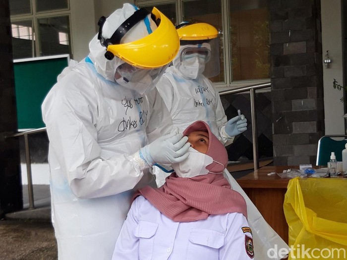 Pegawai di DLH menjalani tes swab antigen di kantornya, Rabu (9/2/2022).