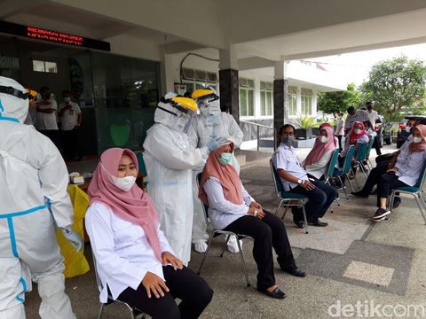 Pegawai di DLH menjalani tes swab antigen di kantornya, Rabu (9/2/2022).