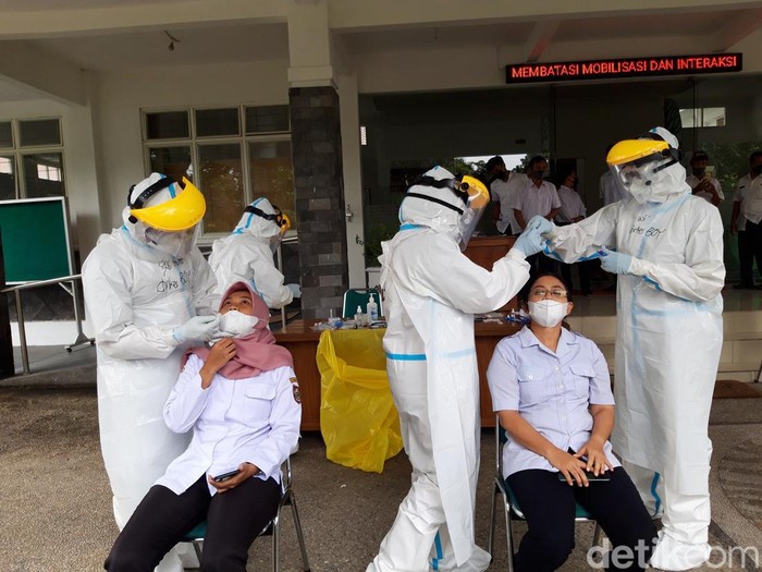 Pegawai DLH jalani tes swab antigen, Rabu (9/2/2022).
