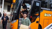 Setelah dimintai keterangan polisi, 64 warga yang ditahan usai kericuhan di Desa Wadas kemarin, Selasa (8/2), diantar pulang menggunakan dua bus yang disediakan oleh Gubernur Jateng Ganjar Pranowo. Sebelumnya, mereka menolak saat akan diantar menggunakan truk polisi.