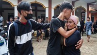 Warga yang sempat ditahan polisi bertemu ibunta usai tiba di halaman masjid Desa Wadas, Bener, Purworejo, Jawa Tengah, Rabu (9/2/2022).