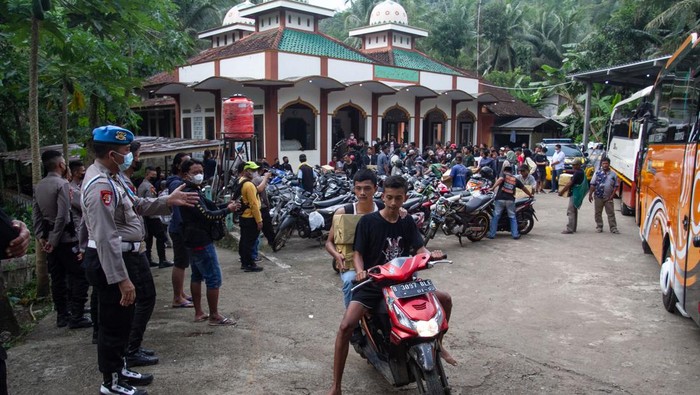 Sejumlah warga yang sempat ditahan polisi tiba di halaman masjid Desa Wadas, Bener, Purworejo, Jawa Tengah, Rabu (9/2/2022). Sebanyak 64 warga Desa Wadas dibebaskan oleh pihak kepolisian terkait aksi penolakan pembangunan Bendungan Bener. ANTARA FOTO/Hendra Nurdiyansyah/wsj.
