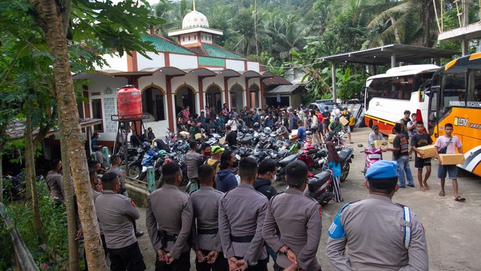 Sejumlah warga yang sempat ditahan polisi tiba di halaman masjid Desa Wadas, Bener, Purworejo, Jawa Tengah, Rabu (9/2/2022). Sebanyak 64 warga Desa Wadas dibebaskan oleh pihak kepolisian terkait aksi penolakan pembangunan Bendungan Bener. ANTARA FOTO/Hendra Nurdiyansyah/wsj.