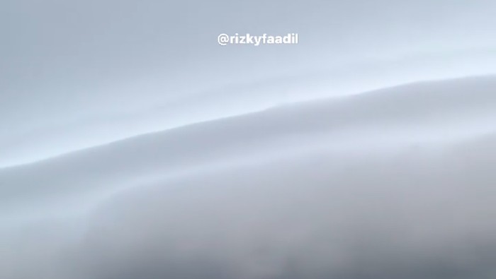 Penampakan awan Jakarta pagi ini yang tampak berlapis dan memanjang ramai diperbincangkan (Instagram @rizkyfaadil)