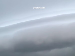 Ternyata! Ini Penyebab Fenomena Awan Arkus yang Muncul di Langit Jakarta