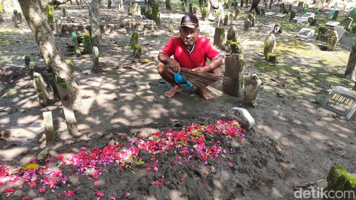 Aksi pencurian tali pocong terjadi di Sidoarjo. Kuburan seorang wanita yang meninggal pada malam Jumat Legi (3/2) dibongkar, dan tali pocongnya dicuri.