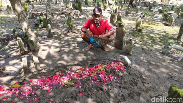 Aksi pencurian tali pocong terjadi di Sidoarjo. Kuburan seorang wanita yang meninggal pada malam Jumat Legi (3/2) dibongkar, dan tali pocongnya dicuri.