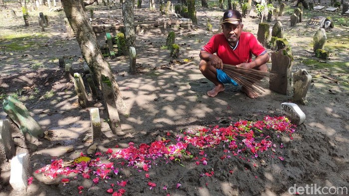 Aksi pencurian tali pocong terjadi di Sidoarjo. Kuburan seorang wanita yang meninggal pada malam Jumat Legi (3/2) dibongkar, dan tali pocongnya dicuri.