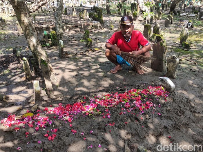 Aksi pencurian tali pocong terjadi di Sidoarjo. Kuburan seorang wanita yang meninggal pada malam Jumat Legi (3/2) dibongkar, dan tali pocongnya dicuri.