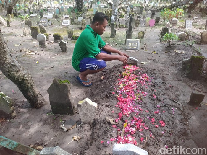Aksi pencurian tali pocong terjadi di Sidoarjo. Kuburan seorang wanita yang meninggal pada malam Jumat Legi (3/2) dibongkar, dan tali pocongnya dicuri.