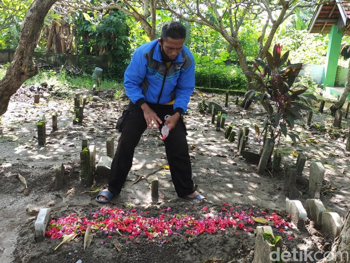 Aksi pencurian tali pocong terjadi di Sidoarjo. Kuburan seorang wanita yang meninggal pada malam Jumat Legi (3/2) dibongkar, dan tali pocongnya dicuri.