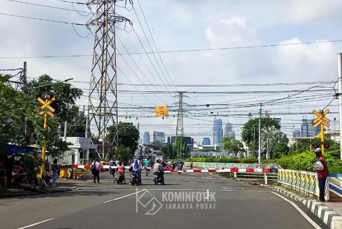 Perlintasan sebidang di dekat Stasiun Pasar Senen bakal ditutup.
