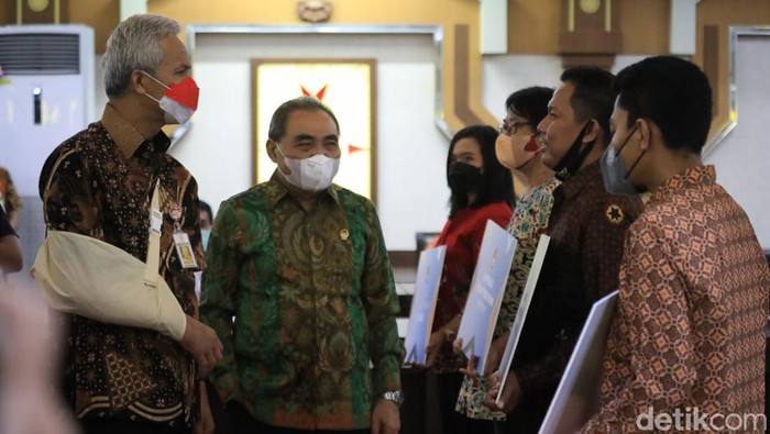 Perwakilan korban terorisme di Jateng saat menerima kompensasi di kantor Gubernur Jateng, Semarang, Rabu (9/2/2022).