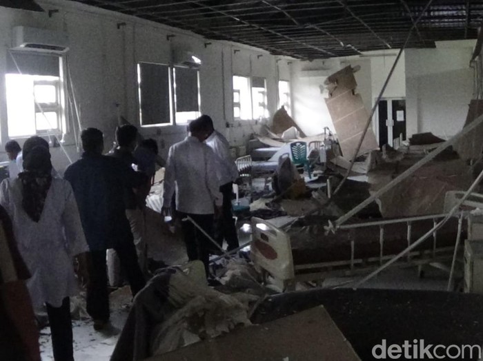 Plafon ruang rawat inap RSUD Dr H Moh Anwar ambrol. Peristiwa itu terjadi setelah hujan deras mengguyur selam kurang lebih dua jam.