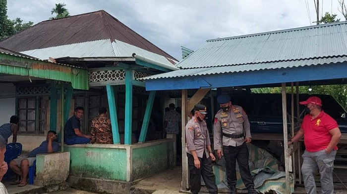 Polisi geledah rumah petani yang diduga teroris berinisial MT di Bengkulu Tengah.