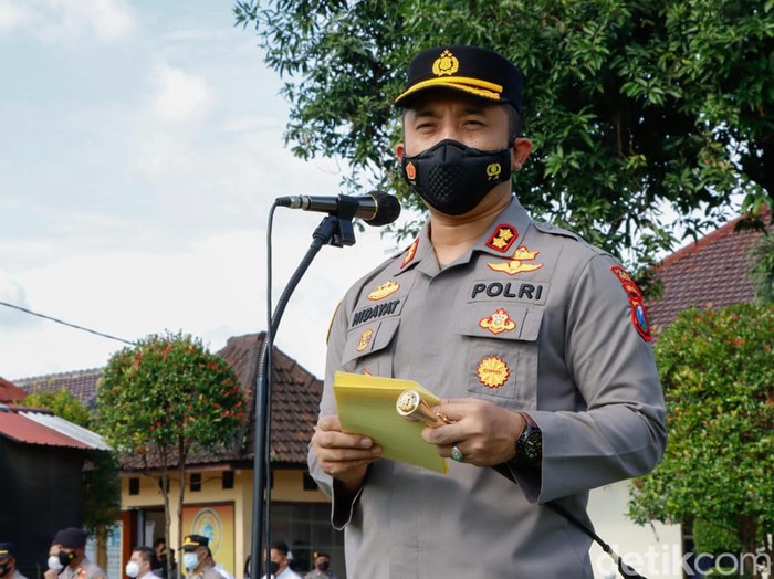 Kasus COVID-19 kembali naik di Kabupaten Jombang sejak awal 2022. Menyikapi hal itu, polisi akan menindak tegas para pelaku usaha yang nekat mengabaikan protokol kesehatan (prokes).