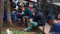 Mereka tampak tidak menerapkan protokol kesehatan.