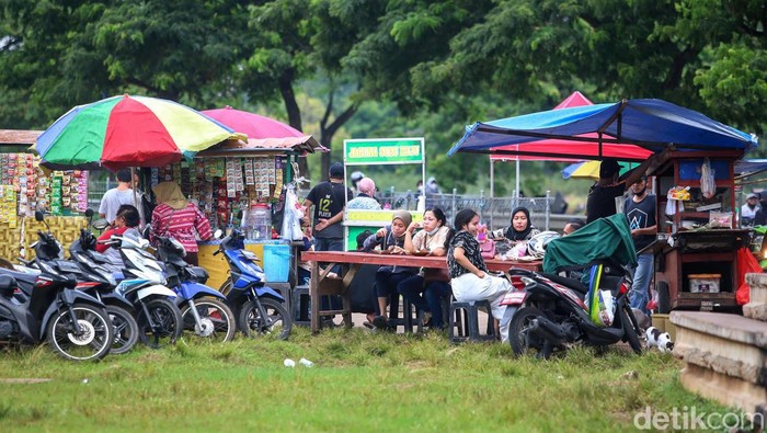 Positivity Rate COVID-19 di Atas Batas, Warga Cuek Aja Positivity rate COVID-19 di Jakarta sudah mencapai 22,6 persen. Meski demikian warga tampak cuek dengan protokol kesehatan.