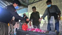 Sejumlah anggota Persatuan Wartawan Indonesia (PWI) Kudus menabur bunga di makam Raden Mas Panji Sosrokartono, Kaliputu, Kudus, Jawa Tengah, Rabu (9/2/2022) rangka memperingati Hari Pers Nasional (HPN). (ANTARA FOTO/Yusuf Nugroho).