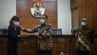 KPK turut memperingati Hari Pers Nasional (HPN). Tampak Ketua Komisi Pemberantasan Korupsi (KPK) Firli Bahuri (tengah) memberikan potongan kue kepada salah satu jurnalis (kiri) disaksikan Wakil Ketua KPK Alexander Marwata (kanan) saat memperingati Hari Pers Nasional (HPN) 2022 di Gedung KPK, Jakarta, Rabu (9/2/2022). (ANTARA FOTO/Aprillio Akbar).