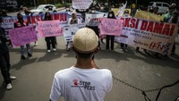 Sejumlah jurnalis yang tergabung dalam Forum Wartawan Tangerang menggelar aksi damai memperingati Hari Pers Nasional 202 di halaman Pemerintah Kota Tangerang, Banten, Rabu (9/2/2022). (ANTARA FOTO/Fauzan).