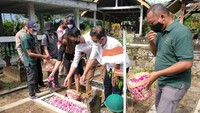 Sejumlah wartawan melakukan ziarah ke makam Boediharjo saat memperingati Hari Pers Nasional 2022 di Dusun Tingal, Wanurejo, Borobudur, Magelang, Jawa Tengah, Rabu (9/2/2022). Almarhum Boediharjo adalah seorang wartawan yang pernah menjabat menjadi Menteri Penerangan 1968-1973 di era kepemimpinan Presiden Soeharto. (ANTARA FOTO/Anis Efizudin).