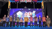 Pembukaan peringatan Hari Pers Nasional (HPN) Tahun 2022 dilakukan di areal MTQ Square, Kendari, Sulawesi Tenggara, Minggu (6/2/2022). Peringatan Hari Pers Nasional 2022 di Kendari akan melaksanakan berbagai kegiatan untuk pengembangan media serta wartawan dalam mendukung program pemerintah. (ANTARA FOTO/Jojon)