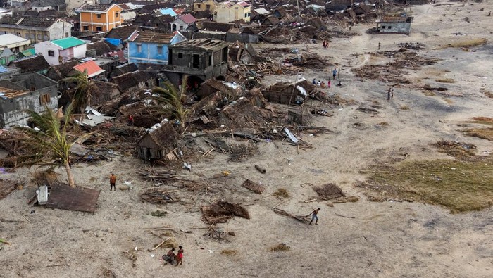Madagaskar porak poranda dihantam Topan Batsirai. Puluhan orang dilaporkan tewas dan sedikitnya 55 ribu warga kehilangan tempat tinggal akibat topan tersebut.