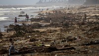 Tak hanya merusak rumah-rumah warga, dahsyatnya hantaman Topan Batsirai pun menewaskan 29 orang di Madagaskar.