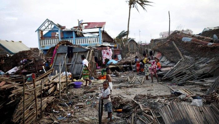 Potret Madagaskar Porak Poranda Dihantam Topan Batsirai Madagaskar porak poranda dihantam Topan Batsirai. Puluhan orang dilaporkan tewas dan sedikitnya 55 ribu warga kehilangan tempat tinggal akibat topan tersebut.
