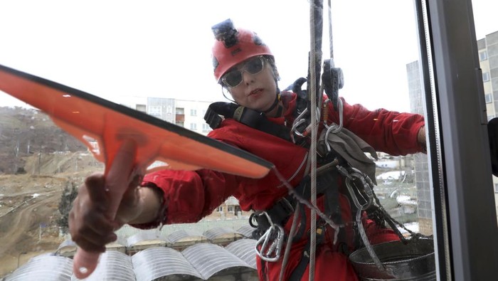 Potret Spiderman Wanita di Dunia Nyata Pekerjaan membersihkan kaca gedung kerap dinilai sebagai pekerjaan laki-laki. Namun, wanita ini buktikan ia pun mampu bekerja sebagai pembersih kaca gedung.
