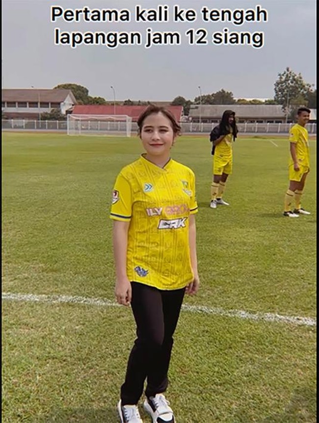 Jersey berwarna kuning itu tampak dipadukan dengan celana panjang hitam dan sepatu berwarna hitam-putih. Prilly mengaku bahwa itu adalah pertama kali dirinya berada di tengah lapangan jam 12 siang. Foto: Instagram/@prillylatuconsina