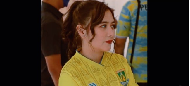 Dengan pulasan makeup natural dan rambut model ponytail, penampilan Prilly Latuconsina terlihat menawan. Kedatangan Prilly sendiri memang sengaja dimaksudkan untuk menyemangati para pemain yang akan bertanding di liga 3. Foto: Instagram/@prillylatuconsina