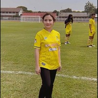 Jersey berwarna kuning itu tampak dipadukan dengan celana panjang hitam dan sepatu berwarna hitam-putih. Prilly mengaku bahwa itu adalah pertama kali dirinya berada di tengah lapangan jam 12 siang. Foto: Instagram/@prillylatuconsina