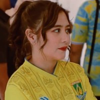 Dengan pulasan makeup natural dan rambut model ponytail, penampilan Prilly Latuconsina terlihat menawan. Kedatangan Prilly sendiri memang sengaja dimaksudkan untuk menyemangati para pemain yang akan bertanding di liga 3. Foto: Instagram/@prillylatuconsina