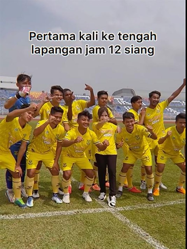 Berfoto bersama para pemain di klub bolanya, Prilly terlihat jadi yang paling mungil dan imut. Walaupun demikian, Prilly dan para pemain di klub bolanya itu tetap terlihat kompak. Foto: Instagram/@prillylatuconsina